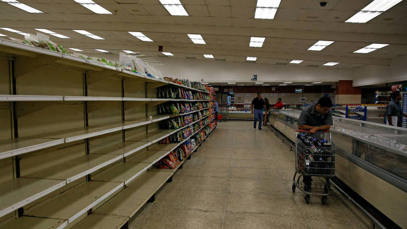 Venezuela  A crise na Venezuela revela facetas cada vez mais cruéis. Dezenas de pessoas foram presas em protestos e saques pela falta de alimentos em Tucupita, capital de uma região de selva do leste da Venezuela, segundo autoridades locais e uma deputada opositora.